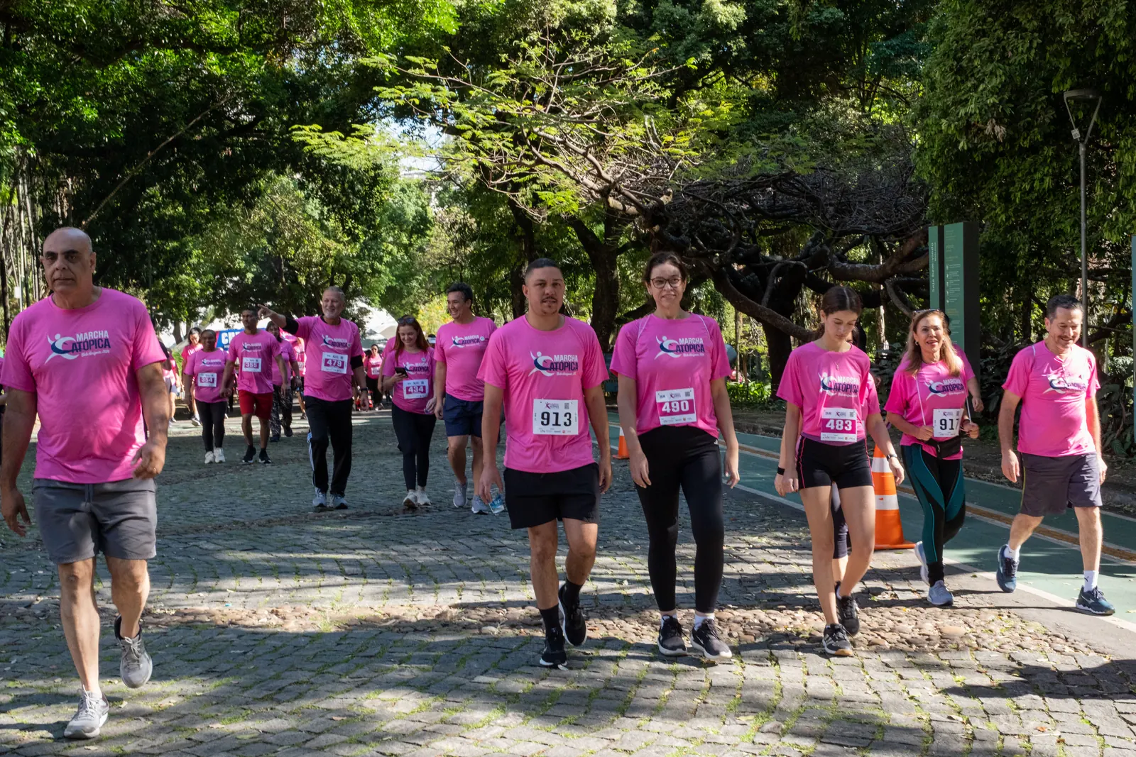 Participantes caminhando na Marcha Atópica Belo Horizonte 2026