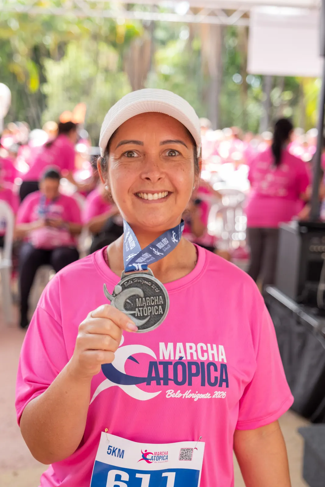 Participante com a medalha da Marcha Atópica Belo Horizonte 2026