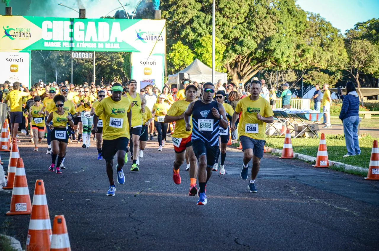 Corredores na chegada da Marcha Atópica Brasília 2026
