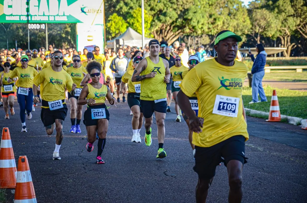 Corredores na chegada da Marcha Atópica Brasília 2026