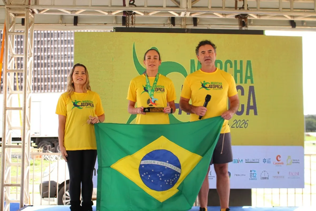 Participantes no palco da Marcha Atópica Brasília 2026