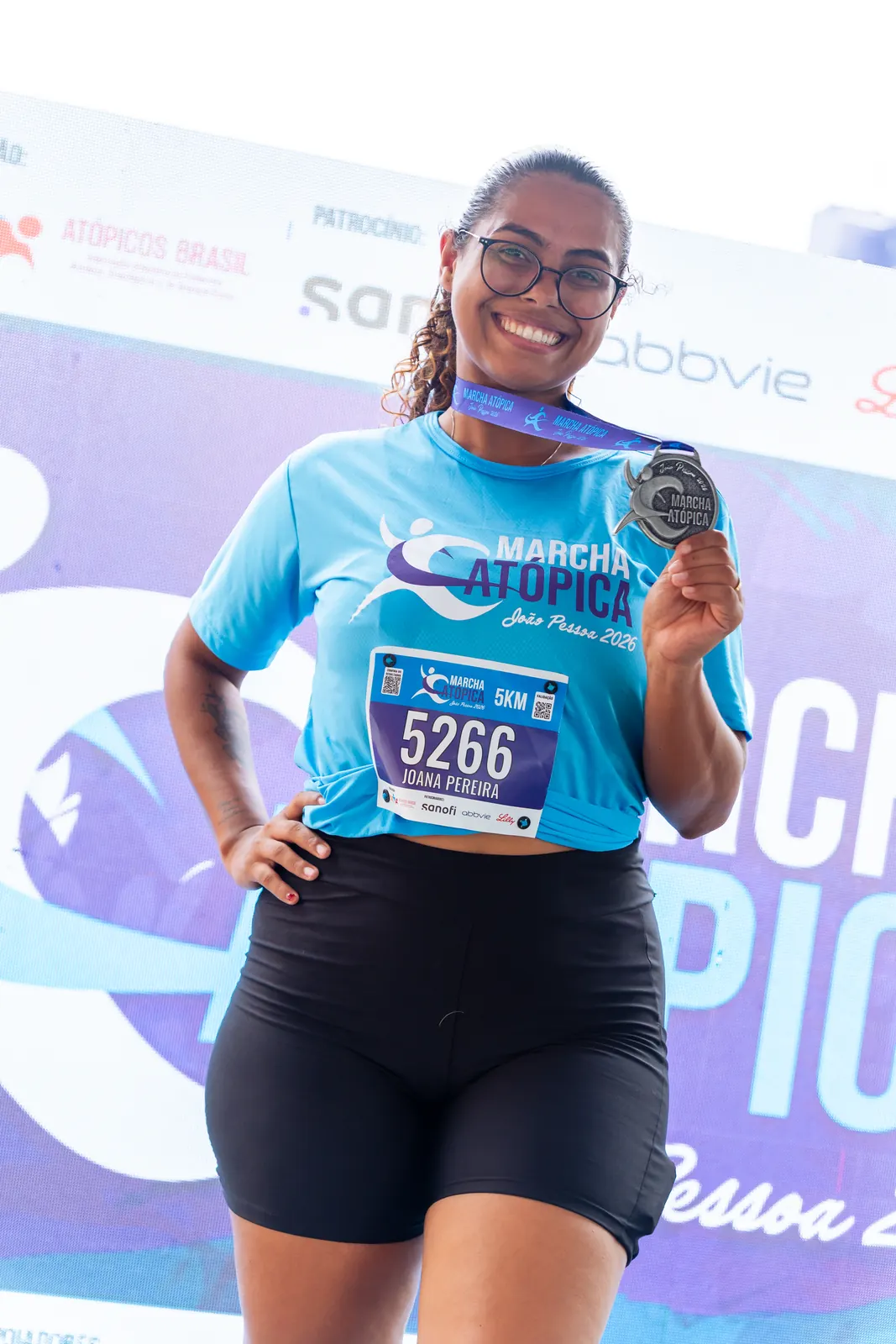 Participante com a medalha da Marcha Atópica João Pessoa 2026